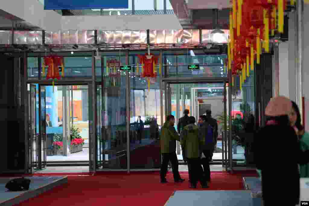 APEC 雁栖湖新闻中心装设着中国传统的红色灯笼。(美国之音东方 拍摄)