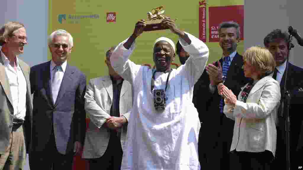 Malick Sidibé a reçu le prix Golden Lion, lors de l&#39;inauguration officielle de l&#39;exposition internationale d&#39;art à Venise, le 11 Juin 2007.