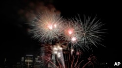 Fuegos artificiales en la ciudad de Nueva York sobre el río Hudson River durante la celebración de la independencia de EE.UU. el 4 de julio de 2017.