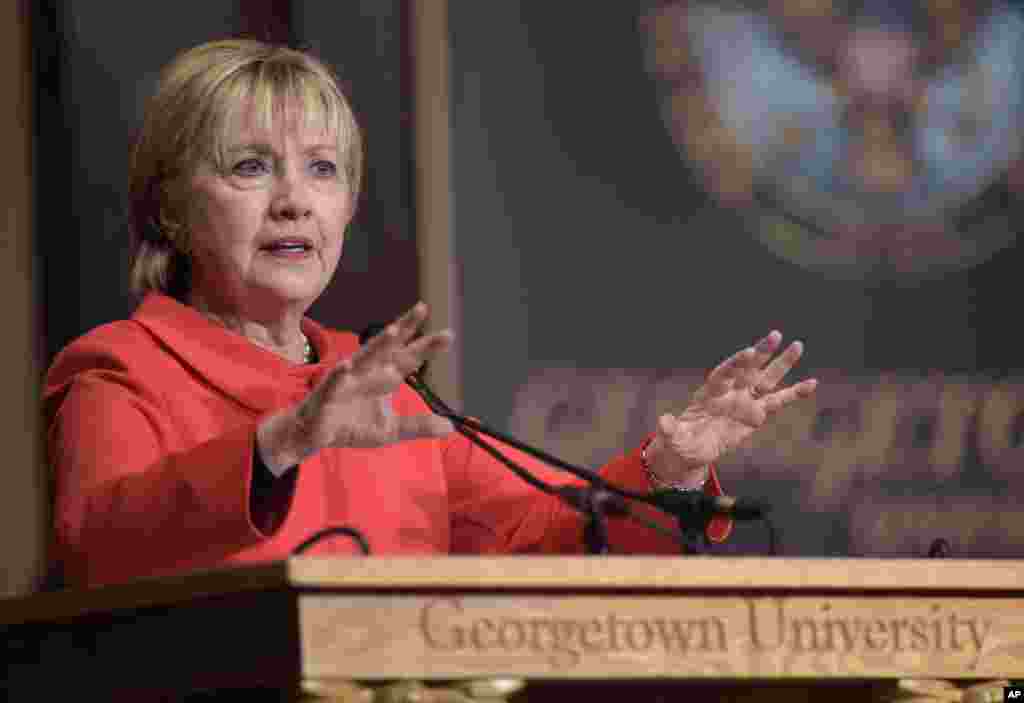 L'ancienne secrétaire d'État Hillary Clinton parle du rôle des femmes dans la politique internationale et les efforts de consolidation de la paix, à l'Université de Georgetown, Washington, 31 mars 2017.