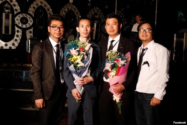 លោក ស សុខេម ប្រធានក្រុមប្រឹក្សាភិបាលនៃចលនាប្រជាធិបតេយ្យសង្គ្រោះជាតិ (បន្ទាប់ឆ្វេង) និងលោក ពេញ ពណ្ណរាយ ប្រធានចលនាប្រជាធិបតេយ្យសង្គ្រោះជាតិនៅកូរ៉េខាងត្បូង (បន្ទាប់ស្តាំ) ចូលរួមពិធីបុណ្យគោរពវិញ្ញាណក្ខន្ធលោក កែម ឡី ដែលត្រូវបានរៀបចំឡើងដោយចលនាប្រជាធិបតេយ្យសង្គ្រោះជាតិ ប្រចាំប្រទេសកូរ៉េខាងត្បូង។