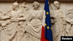 Un drapeau français sur le bâtiment du Parlement à Paris, France, le 28 juin 2016.