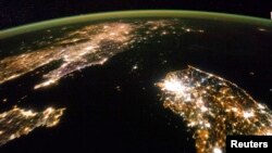 지난 2014년 2월 국제우주정거장에서 촬영한 한반도 사진. 한국이나 중국과는 대조적으로 북한은 불빛이 거의 없이 암흑에 덮여있다.