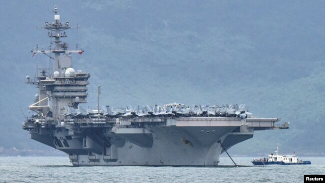 TƯ LIỆU: Hàng không mẫu hạm USS Theodore Roosevelt tiến vào cảng ở Đà Nẵng, Việt Nam, ngày 5 tháng 3, 2020.