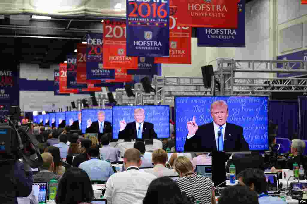 Journalists watch the presidential debate from the media filing center at Hofstra University in Hempstead, NY, Sept. 26, 2016. (Brian Allen/VOA)