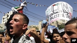 Palestinians take part in a rally in the West Bank city of Hebron September 21, 2011.