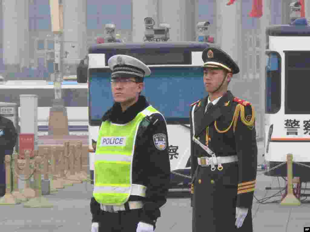 在天安门广场上值勤的警察和士兵