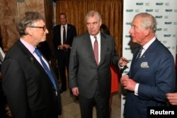 Bill Gates (kiri) berbicara dengan Pangeran Andrew dan Pangeran Charles pada sebuah konferensi tentang Malaria di London 18 April 2018 (foto: dok).