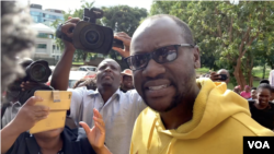 Pastor Evan Mawarire arrives at court in Harare, Jan. 17, 2019, after spending a night in jail on charges of inciting violence through social media. He is facing new charges of trying to subvert President Emmerson Mnangagwa’s government, according to state papers. (C. Mavhunga/VOA)