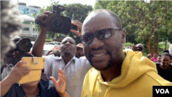 Le pasteur Evan Mawarire arrive au tribunal à Harare, le 17 janvier 2019.