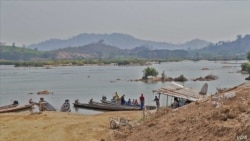 FILE - Local villagers travel on the Mekong River near Nong Khai, Thailand. The river’s water has become clear since the Xayaburi Dam upstream began generating hydropower. (Steve Sandford/VOA)