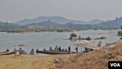 រូបឯកសារ៖ អ្នកភូមិធ្វើដំណើរតាមដងទន្លេមេគង្គក្បែរណុងខៃប្រទេសថៃ។ ទឹកទន្លេកាន់តែថ្លាចាប់តាំងពីទំនប់សាយ៉ាប៊ូរីចាប់ផ្តើមផលិតថាមពលវារីអគ្គិសនី។ (Steve Sandford / VOA)