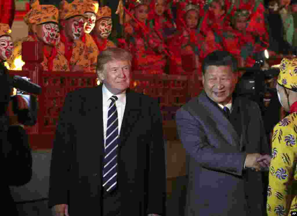 美國總統唐納德·川普和中國主席習近平來到北京紫禁城,觀賞京劇(2017年11月8日)。