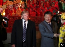 美国总统唐纳德·川普和中国主席习近平抵达北京紫禁城，观赏京剧（2017年11月8日）。