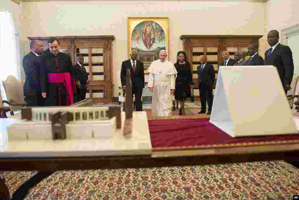 O Presidente angolano, José Eduardo dos Santos, ofereceu ao Papa Francisco uma estatueta do Pensador e a maquete do Santuário de Nossa Senhora da Muxima. Foto gentilmente cedida pelo jornal do Vaticano, L'Osservatore Romano, Maio 2, 2014. (AP Photo/L'Osse