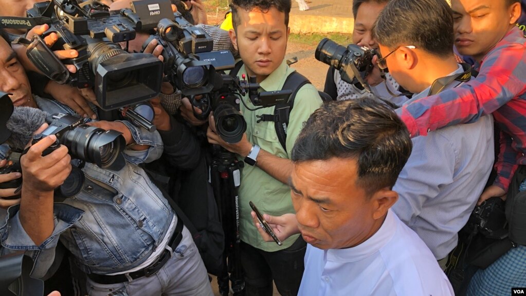 ႐ိုက္တာသတင္းေထာက္ႏွစ္ေယာက္ကို အမႈဆင္ဖမ္းေၾကာင္း သက္ေသထြက္ခဲ့၍ ေထာင္က်ခဲ့တဲ့ ရဲအရာရွိ မုိးရန္ႏိုင္ ႏွစ္ေစ့ၿပီး ျပန္လြတ္လာစဥ္။ (ထက္ေအာင္ခန္႔/ ေဖေဖာ္ဝါရီ ၁၊ ၂၀၁၉)