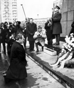 Vili Brant, nemački kancelar, u Varšavskom getu odaje počast žrtvama nacističke Nemačke 1970. godine