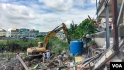 Additional eleven families of Boeng Kok residences had their house bulldozed by Shukaku INC as land dispute continues at Boeng Kok, in Phnom Penh, May 27, 2019. (Tum Malis/ VOA Khmer)