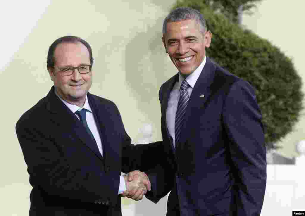 Le président français Francois Hollande, à gauche, salue son homologue américain Barack Obama à la COP21 au Bourget, France, 30 novembre 2015.