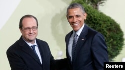 French President Francois Hollande (L) welcomes U.S. President Barack Obama as he arrives for the opening day of the World Climate Change Conference 2015 (COP21) at Le Bourget, near Paris, France, November 30, 2015.