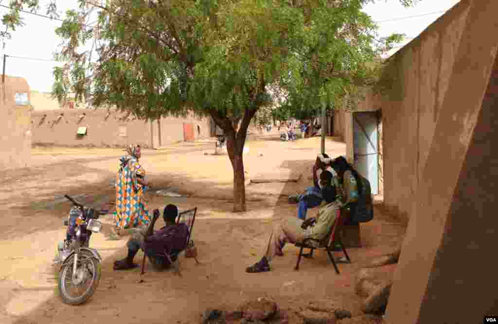 Jobless people in Gao. (Idriss Fall/VOA)