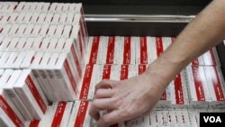 Petugas Lembaga Pembangunan dan Kerjasama Swiss (DEZA) mengepak paket-paket pil yodium untuk dikirim ke Kedutaan Swiss di Jepang, Senin (14/3).