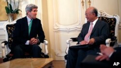 အမေရိကန်နိုင်ငံခြားရေးဝန်ကြီး John Kerry (ဝဲ) နဲ့ IAEA ညွှန်ချုပ် Yukiya Amano တို့ သြစတြေးလျနိုင်ငံ၊ ဗီယင်နာမြို့က အီရန်နျူကလီယားဆွေးနွေးပွဲမှာတွေ့ရစဉ်။ (ဇွန် ၂၉၊ ၂၀၁၅)