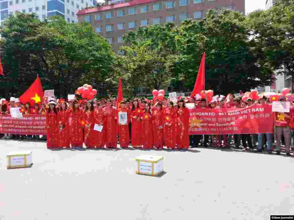 Protesters march against China in Busan, South Korea, May 18, 2014.
