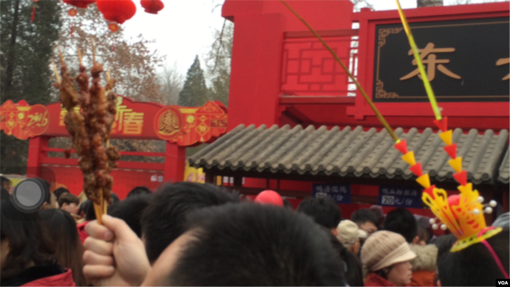 北京庙会的另一个特色 - 羊肉串。(美国之音叶兵拍摄)