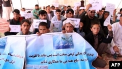 Afghan protesters for peace hold banners during a protest in Lashkar Gah, the capital of Helmand province, March 31, 2018. Several hunger strikers taking part in a rare sit-in peace protest in Afghanistan's restive south have been taken to a hospital for treatment, officials and protesters said.