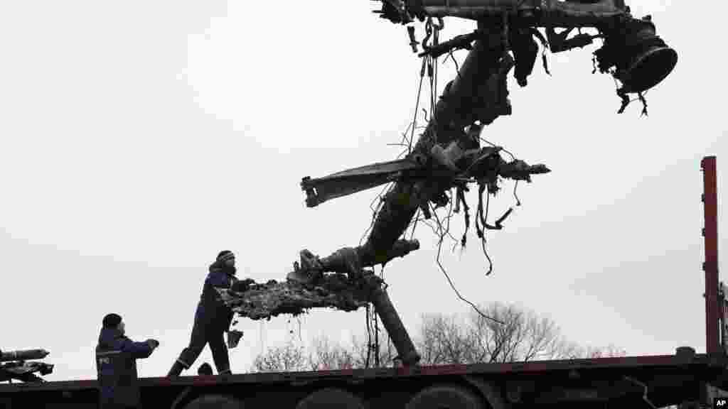 Des équipes de récupération récupèrent des débris de l&rsquo;épave de Malaysia Airlines Flight MH17 de l&#39;Est Ukraine, une zone contrôlée par les rebelles ou l&rsquo;appareil avait été abattu , quatre mois plutôt, en Hrabové, l&#39;Ukraine, le 16 novembre 2014.