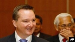 Bộ trưởng Di trú Úc Chris Bowen (trái)