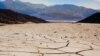 De la terre séchée dans le parc national de la Vallée de la mort, en Californie, le 19 mai 2016. (VOA/Nastasia Peteuil)