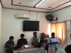 Koalisi Masyarakat Sipil dan Nelayan Kecil Tradisional dalam konferensi pers "Peluncuran laporan Pulau-Pulau Kecil, di Jakarta, Rabu, 20 November 2019. (Foto: VOA/Ghita)