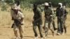 Membros das forças governamentais malianas treinam a 600 Km a nordeste de Bamako