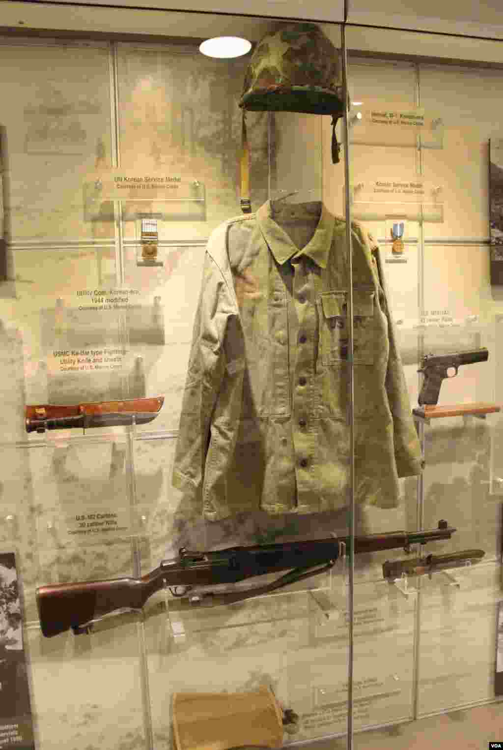 미 국방부 청사에 설치된 한국전쟁 기념 해병대 전시관에는 당시 사용했던 전투복, 기관총, 소총, 칼, 헬멧 등이 전시돼 있다.