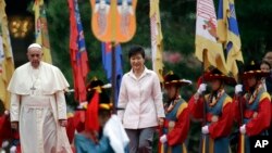 教宗方濟各在首爾的明洞教堂主持彌撒,南韓總統朴槿惠也有出席。