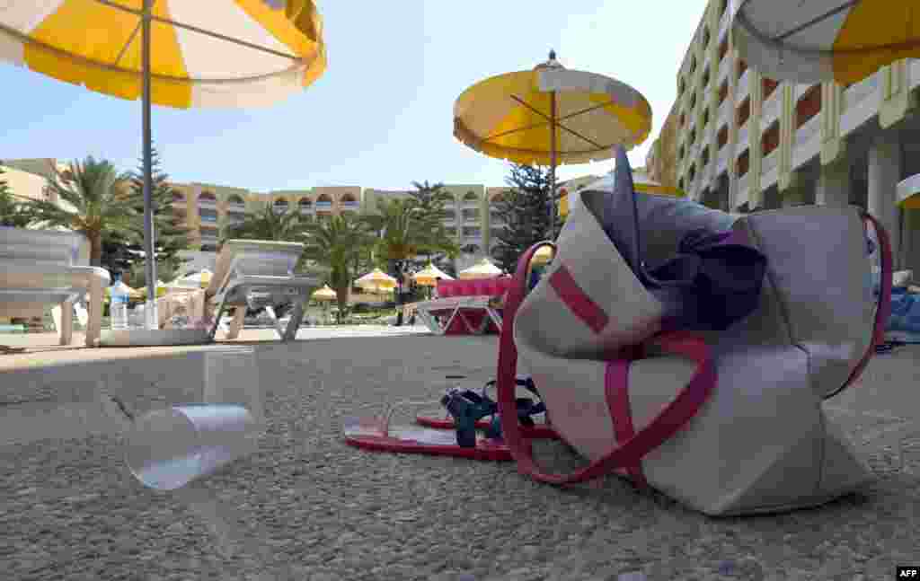 Barang-barang milik para turis di kolam renang hotel Thalasso &amp; Spa di kawasan wisata di Sousse, setelah penembakan massal. Setidaknya 28 orang, termasuk warga asing, tewas dalam serangan tersebut.