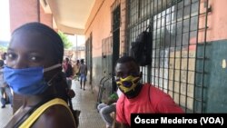 Cidadãos com máscaras em São Tomé e Príncipe