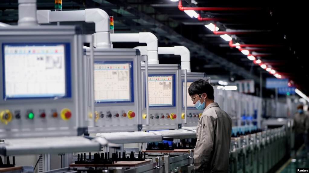 中国安徽合肥一家生产电动汽车电池的工厂工人在生产线上。（2021年3月30日）(photo:VOA)
