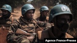 Des Casques bleus marocains de la Minusca patrouillent à Bangassou en Centrafrique le 3 février 2021.