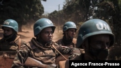 Des soldats de la paix marocains de la Mission multidimensionnelle intégrée des Nations Unies pour la stabilisation en République centrafricaine (MINUSCA) patrouillent à Bangassou le 3 février 2021.