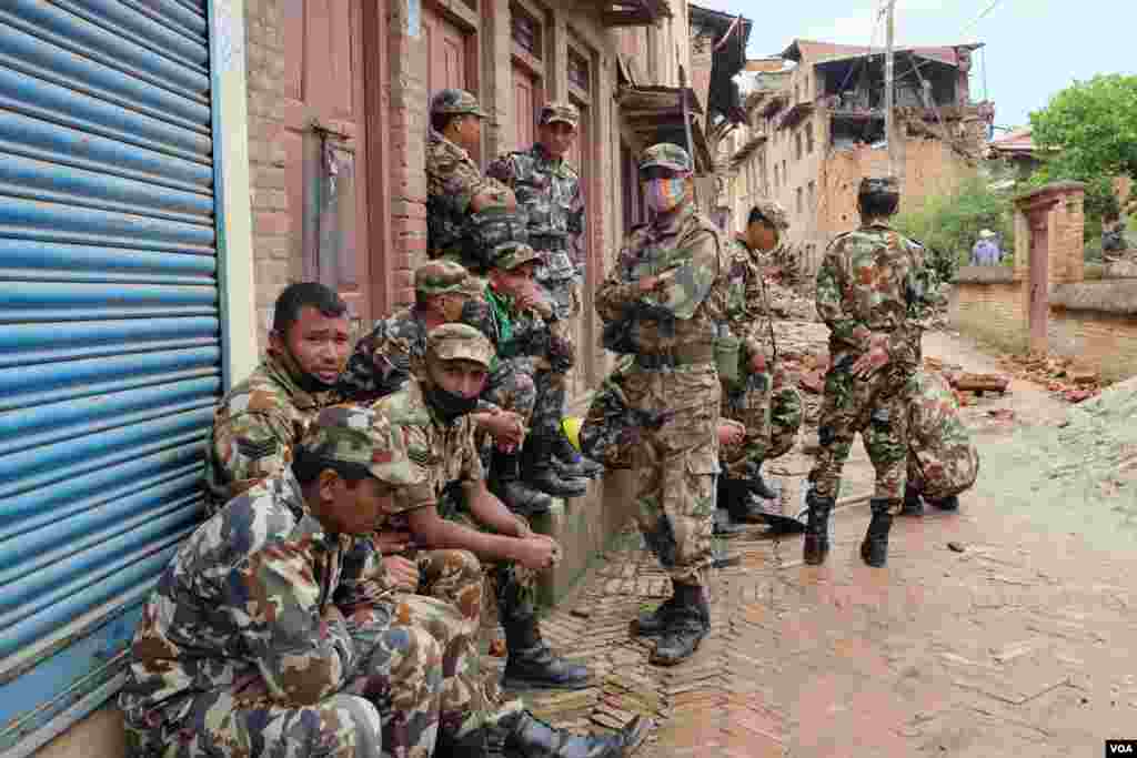 Nepal&#39;s army is on the scene, Sankhu, Nepal, April 29, 2015. (Rosyla Kalden/VOA)