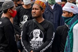 Para pendukung Rizieq Shihab, pemimpin Front Pembela Islam (FPI), berkumpul di Masjid Baiturrahman Banda Aceh, 8 Desember 2020, setelah enam pendukung FPI tewas tertembak di dekat Jakarta.(Foto: AFP)