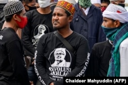 Para pendukung Rizieq Shihab, pemimpin Front Pembela Islam (FPI), berkumpul di Masjid Baiturrahman Banda Aceh, 8 Desember 2020, setelah enam pendukung FPI tewas tertembak di dekat Jakarta.(Foto: AFP)