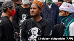 Para pendukung Rizieq Shihab, pemimpin Front Pembela Islam (FPI), berkumpul di Masjid Baiturrahman Banda Aceh, 8 Desember 2020, setelah enam pendukung FPI tewas tertembak di dekat Jakarta.(Foto: AFP)