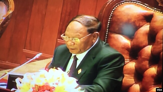 លោក ហេង សំរិន​ ប្រធាន​រដ្ឋសភា​ជាតិ ដឹកនាំ​អង្គ​ប្រជុំ​ប្រកាស​សុពលភាព​តំណារាស្ត្រ​ថ្មី និង​ក្រុម​មន្ត្រី​បី​រូប​របស់​គណៈកម្មាធិការ​ជាតិ​រៀបចំ​ការបោះឆ្នោត​ (គ.ជ.ប) នៅក្នុង​សភា​នៅ​ថ្ងៃ​ទី​៧ ខែ​ធ្នូ ឆ្នាំ​ ២០១៧។ (ហ៊ុល រស្មី/VOA)