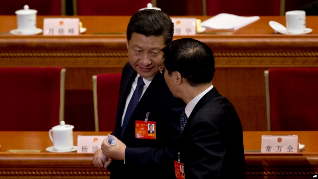 中国总书记习近平在与王沪宁（右）交谈。