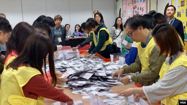 本届香港区议会选举投票率创下71.2%的历史新高。(美国之音汤惠芸拍摄)