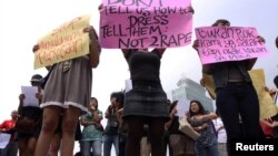 Para perempuan memprotes komentar yang mengatakan bahwa pemakaian rok mini telah mengundang perkosaan. (Foto: Dok)
